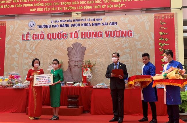 Vietcombank Thành phố Hồ Chí Minh trao tặng 100 triệu đồng cho Quỹ Khuyến học Trường Cao đẳng Bách Khoa Nam Sài Gòn