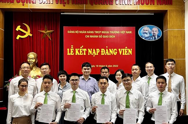 Đảng bộ Vietcombank Sở giao dịch thăm di tích nhà tù Hỏa Lò và tổ chức lễ kết nạp Đảng viên mới