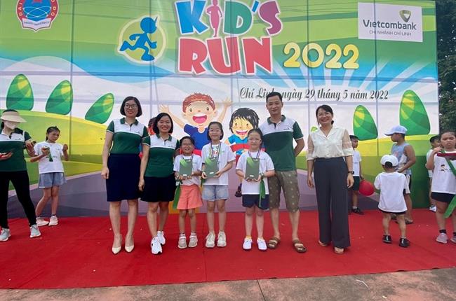 Vietcombank Chí Linh phối hợp trường Đại học Sao Đỏ tổ chức chương trình “Kids Run 2022”