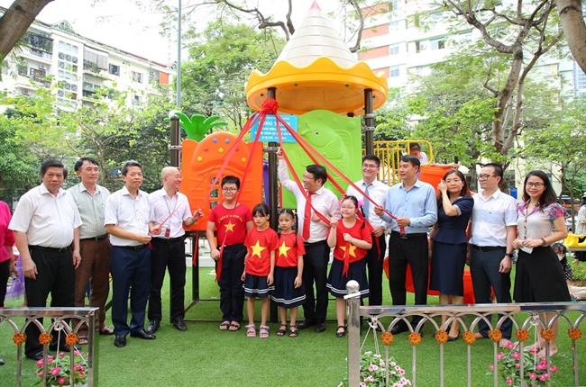 Vietcombank Thăng Long trao tặng thiết bị thể thao, đồ chơi thiếu nhi tại các khu dân cư phường Dịch Vọng