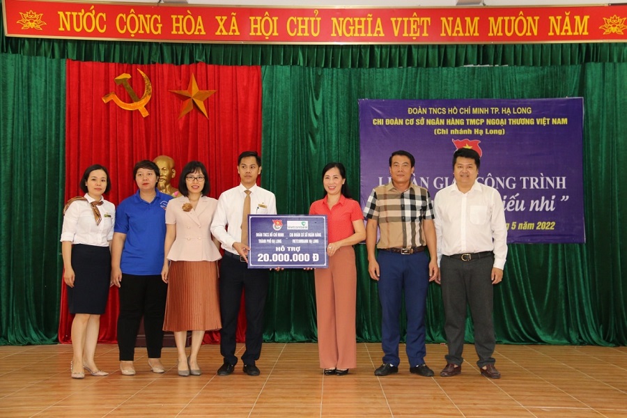 Chi đoàn Vietcombank Hạ Long bàn giao công trình thanh niên “Khu vui chơi thanh thiếu nhi” tại xã Sơn Dương, thành phố Hạ Long