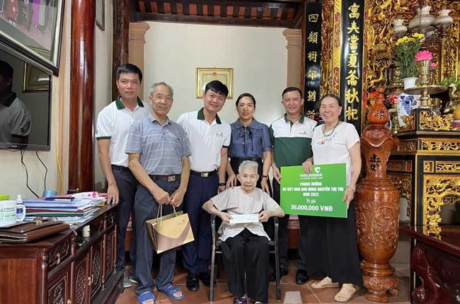 Vietcombank Thăng Long thăm Mẹ Việt Nam anh hùng Nguyễn Thị Thi 