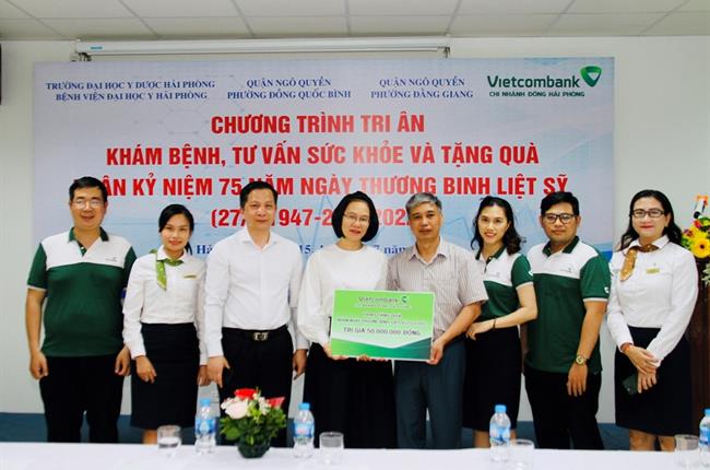Vietcombank Đông Hải Phòng trao quà tri ân nhân dịp kỷ niệm ngày Thương binh liệt sỹ