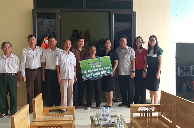 Vietcombank Thanh Hóa trao tặng 6 căn nhà tình nghĩa cho các hộ gia đình người có công có hoàn cảnh khó khăn