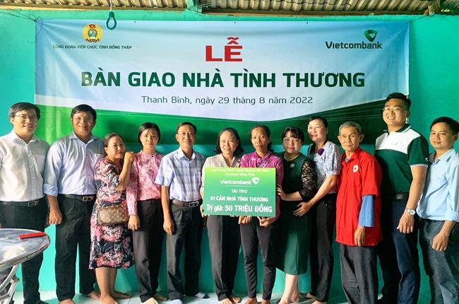 Vietcombank Đồng Tháp trao nhà tình thương cho hộ nghèo trên địa bàn tỉnh