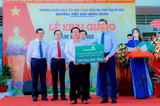 Vietcombank dành 500 triệu đồng hỗ trợ công tác giáo dục tại tỉnh Kiên Giang