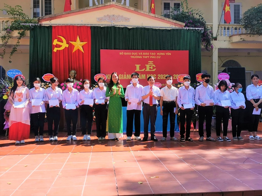 Vietcombank Phố Hiến trao học bổng cho học sinh nghèo nhân dịp năm học mới