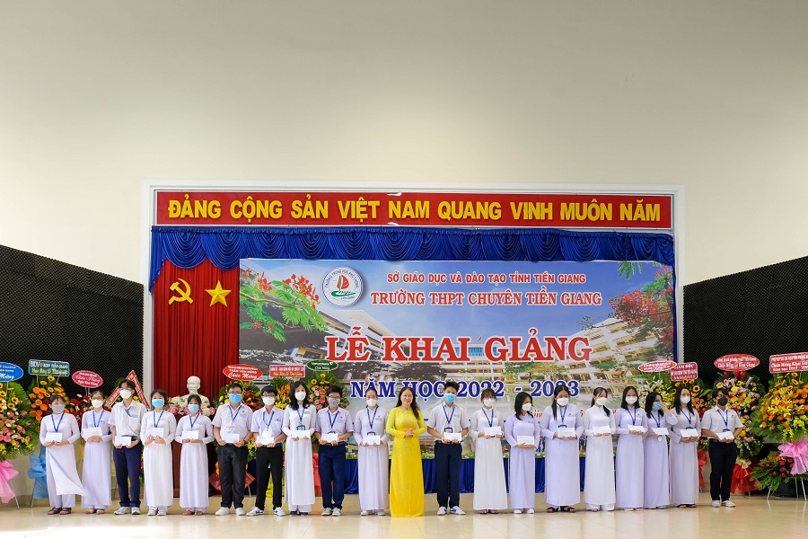 Vietcombank Tiền Giang trao hoc bổng cho học sinh có hoàn cảnh khó khăn nhân dịp khai giảng năm học mới