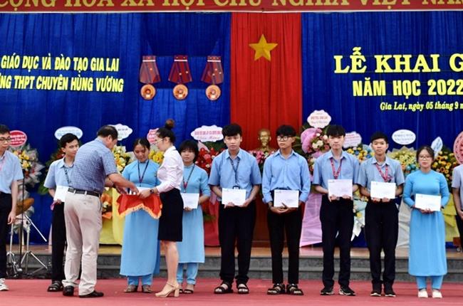 Vietcombank Bắc Gia Lai trao tặng học bổng khuyến học nhân dịp khai giảng năm học mới