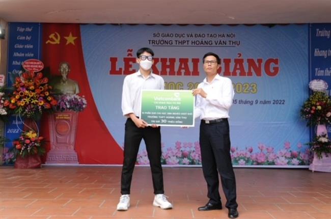 Vietcombank Nam Hà Nội trao học bổng cho học sinh có hoàn cảnh khó khăn Trường PTTH Hoàng Văn Thụ, quận Hoàng Mai, Hà Nội