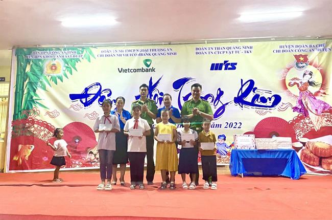 Đoàn thanh niên Vietcombank Quảng Ninh tổ chức chương trình trung thu “Đêm hội trăng rằm 2022” cho trẻ em Trường tiểu học Đồn Đạc, huyện Ba Chẽ, tỉnh Quảng Ninh