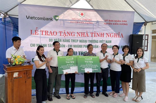 Các chi nhánh Vietcombank Gia Định, Phú Nhuận, Tây Sài Gòn trao tặng nhà tình nghĩa cho gia đình chính sách gặp khó khăn