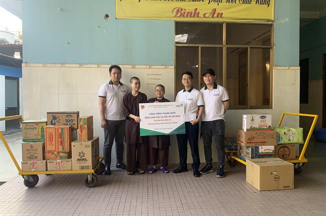 Công ty cho thuê tài chính Vietcombank - Chi nhánh TP. HCM tổ chức chương trình từ thiện tại mái ấm chùa Bình An