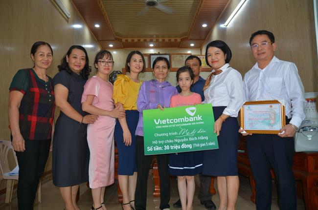 Công đoàn cơ sở Vietcombank Hải Dương hưởng ứng chương trình  “Mẹ đỡ đầu - kết nối yêu thương” 