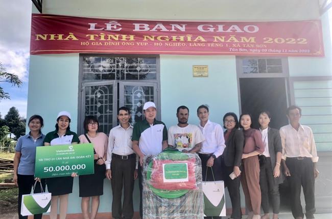 Vietcombank Bắc Gia Lai hỗ trợ kinh phí xây nhà tặng hộ nghèo