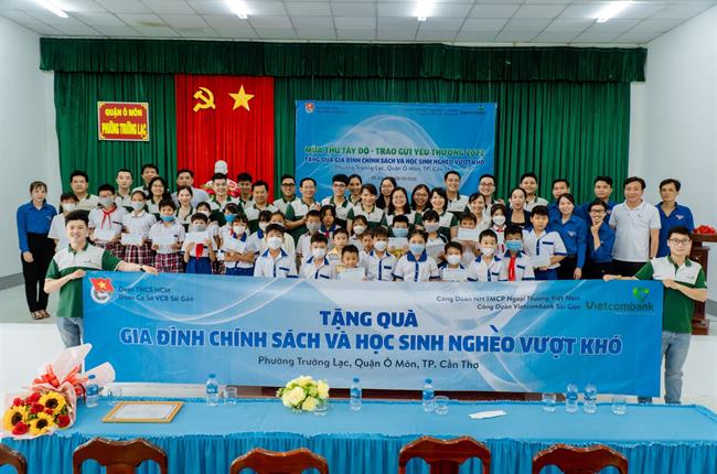 Vietcombank Sài Gòn tổ chức chuyến công tác xã hội kết hợp teambuilding “Mùa thu Tây Đô - Trao gửi yêu thương 2022”