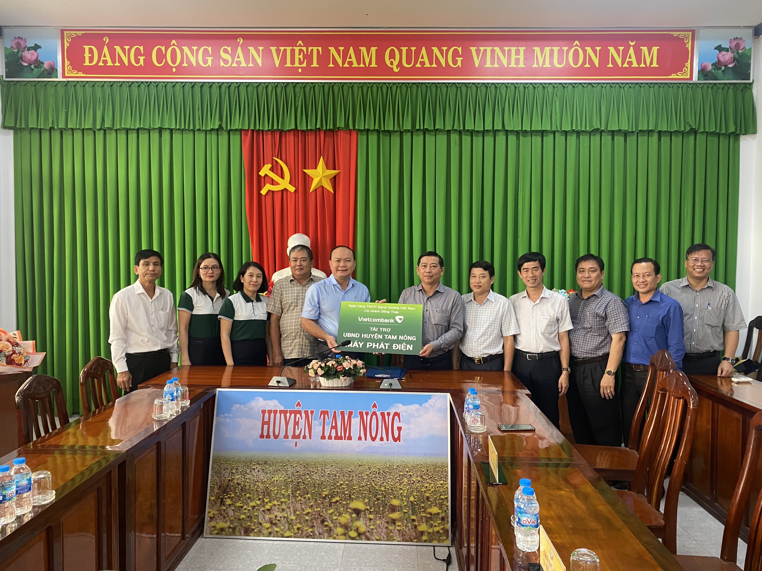 Vietcombank Đồng Tháp trao tặng máy phát điện cho UBND huyện Tam Nông