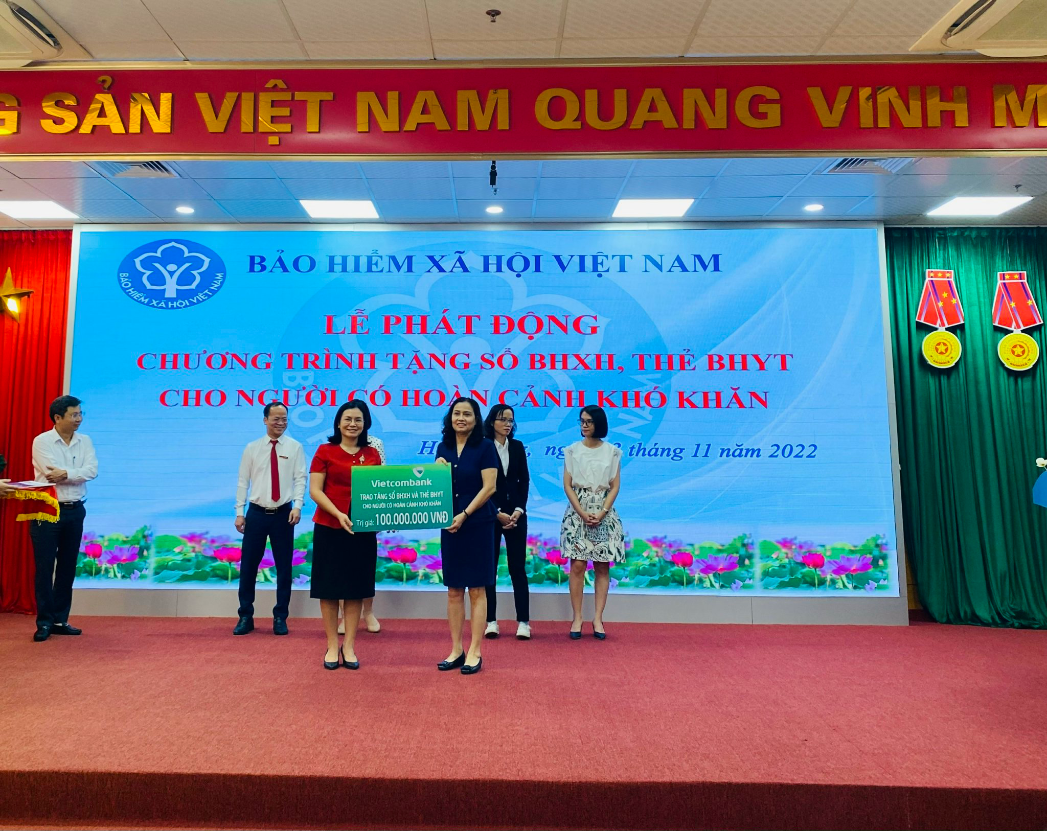 Vietcombank Chí Linh tặng sổ BHXH, thẻ BHYT cho người có  hoàn cảnh khó khăn