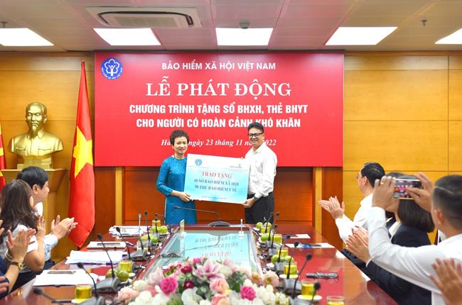 Vietcombank Thăng Long tài trợ thẻ BHYT và sổ BHXH cho người có hoàn cảnh khó khăn