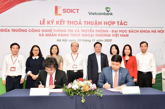 Vietcombank ký kết thỏa thuận hợp tác và trao tặng học bổng cho sinh viên trường Công nghệ thông tin & Truyền thông - Đại học Bách khoa Hà Nội