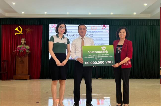 Vietcombank Chí Linh trao tặng học bổng “Thắp sáng ước mơ”