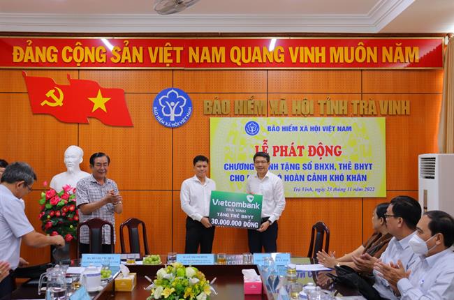 Vietcombank Trà Vinh tặng thẻ bảo hiểm y tế cho người có hoàn cảnh khó khăn