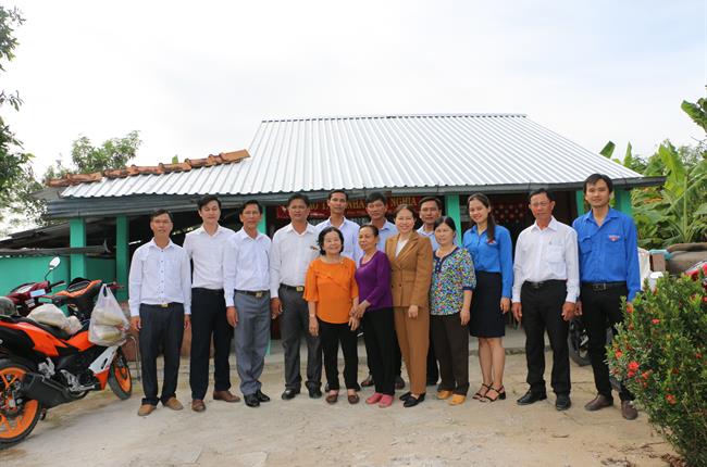 Vietcombank trao tặng nhà tình thương cho gia đình con liệt sĩ tại xã Bình Phục Nhứt