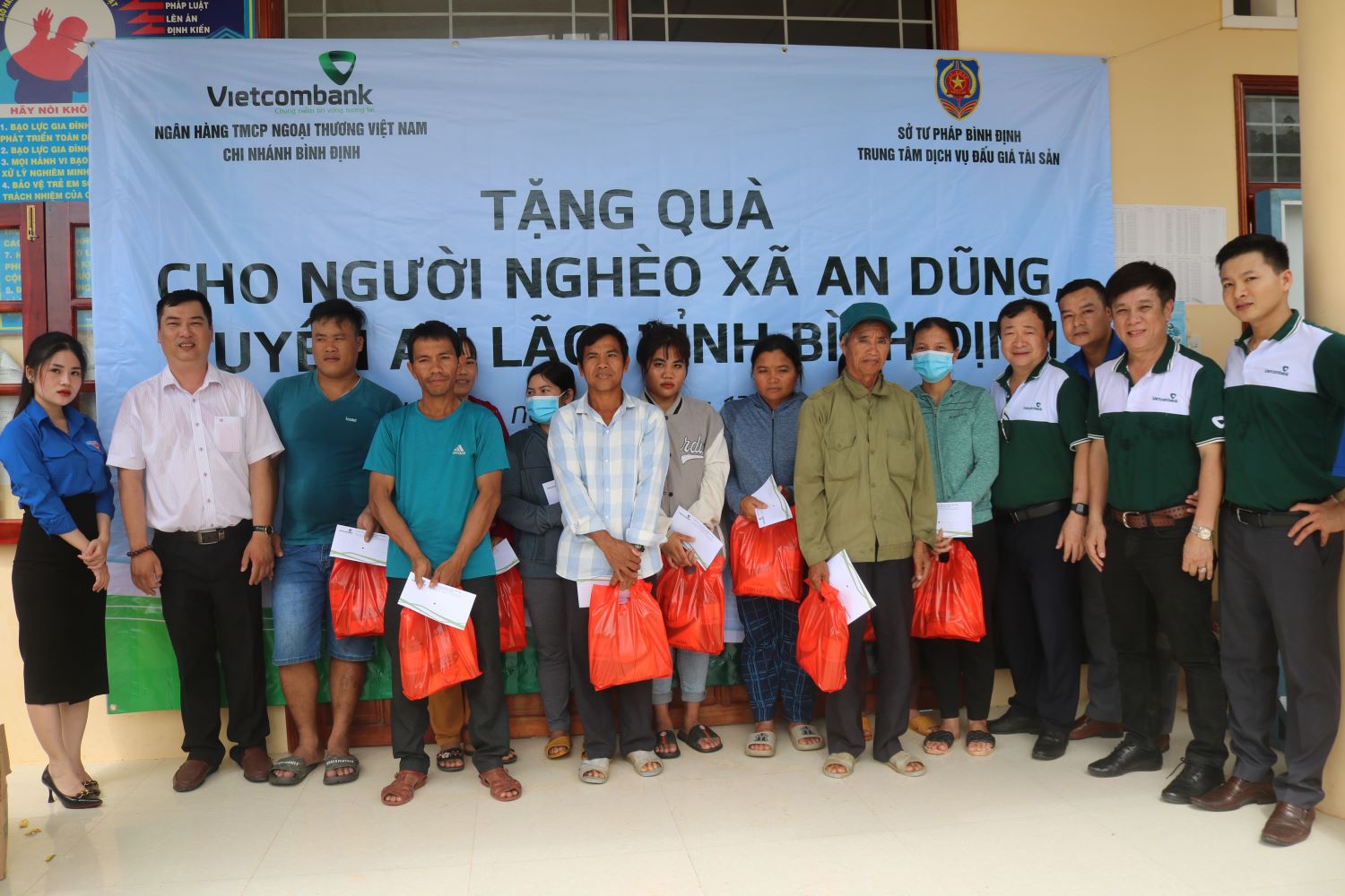 Vietcombank Bình Định phối hợp tặng quà cho hộ nghèo miền núi 