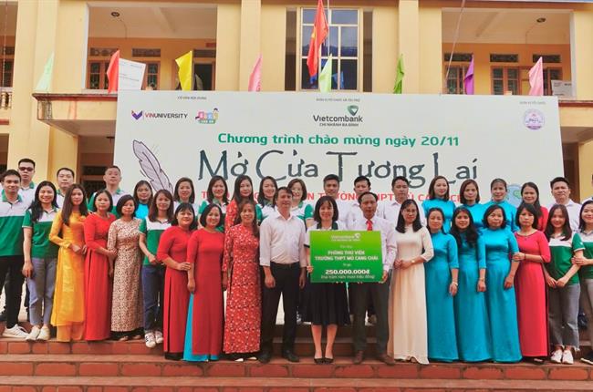 Vietcombank Ba Đình tặng thư viện thông minh và tổ chức hội thảo hướng nghiệp cho học sinh trường THPT Mù Cang Chải