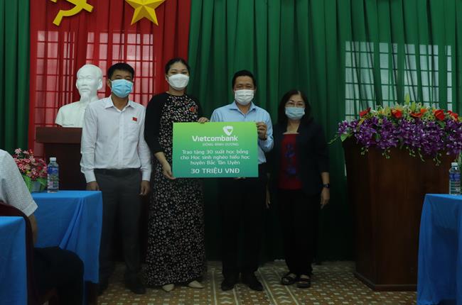 Vietcombank Đông Bình Dương tặng học bổng cho học sinh nghèo trên địa bàn tỉnh
