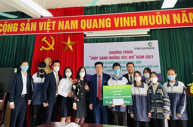 Vietcombank Bắc Hà Nội tham gia nhiều hoạt động an sinh xã hội trao học bổng cho sinh viên, học sinh nghèo vượt khó