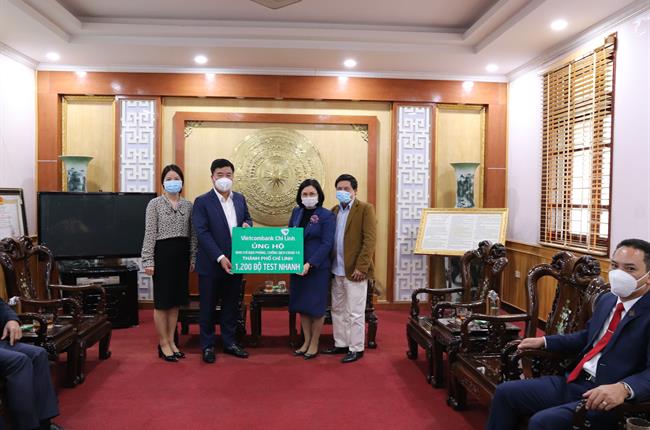 Vietcombank Chí Linh trao tặng 1.200 bộ xét nghiệm nhanh Covid-19
