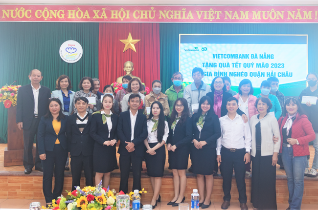 Vietcombank Đà Nẵng thăm Mẹ Việt Nam anh hùng và tặng quà cho người nghèo Tết Qúy Mão