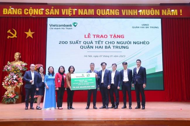 Vietcombank Hà Thành tặng 200 suất quà Tết cho người nghèo, người có hoàn cảnh khó khăn nhân dịp Xuân Quý Mão