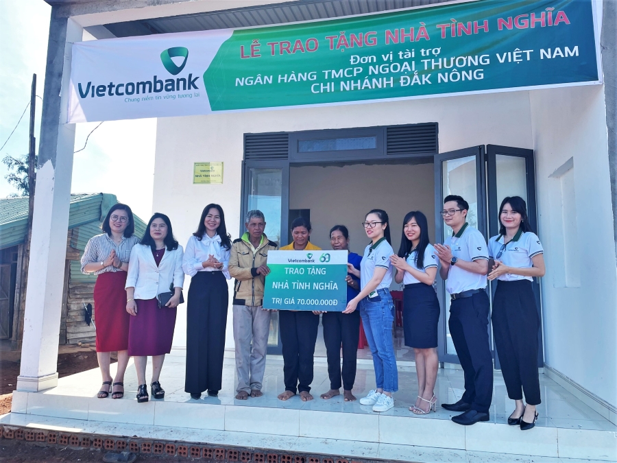 Vietcombank Đắk Nông tặng 3 căn nhà tình nghĩa cho hộ nghèo trên địa bàn tỉnh