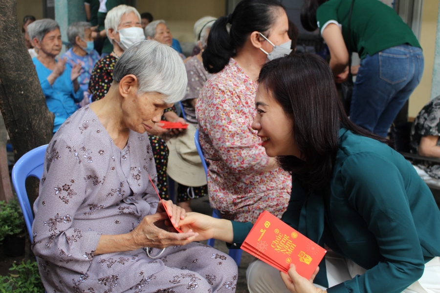 Văn phòng đại diện Khu vực Phía Nam tặng quà người già neo đơn và các bệnh nhi nhân dịp Xuân Quý Mão 2023