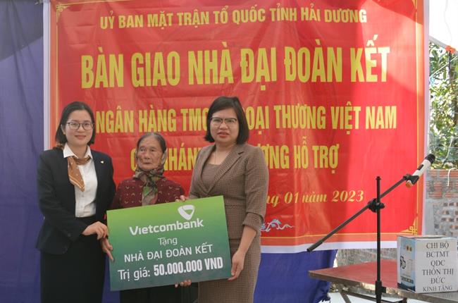 Vietcombank Hải Dương bàn giao 5 ngôi nhà “Đại đoàn kết” cho người nghèo