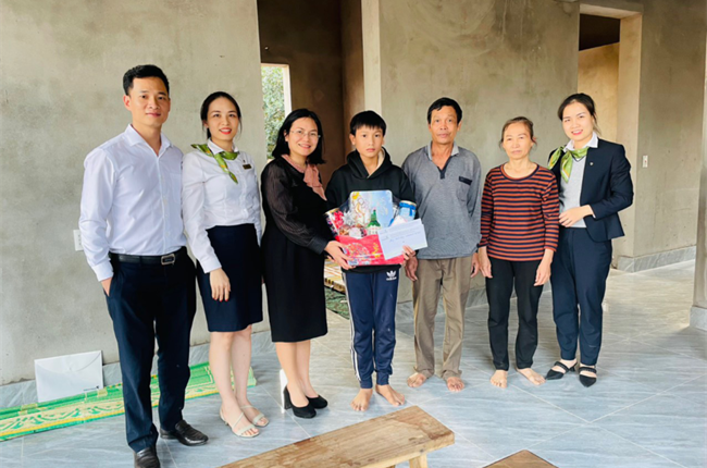 Vietcombank Chí Linh trao quà Tết cho người nghèo nhân dịp Tết Quý Mão 2023 