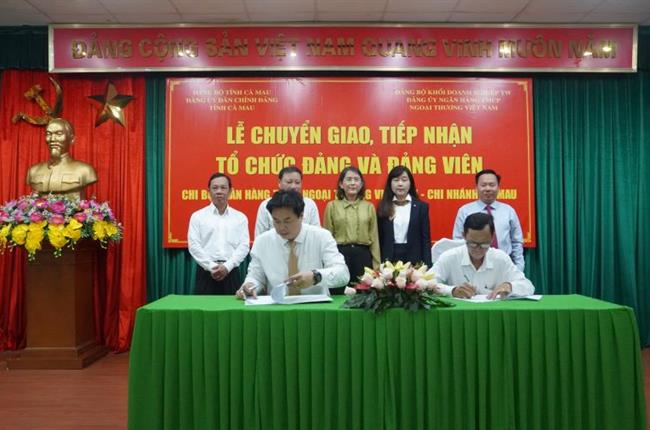 Chuyển giao, tiếp nhận tổ chức đảng và đảng viên Vietcombank Cà Mau về Đảng bộ Vietcombank 