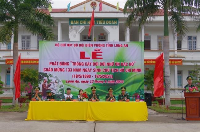 Đoàn thanh niên Vietcombank Long An phối hợp với Bộ đội Biên phòng tỉnh Long An trồng 200 cây xanh
