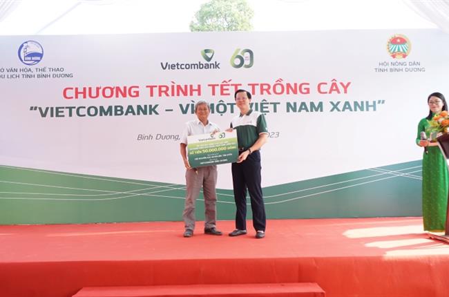 Vietcombank Bình Dương trồng 1000 cây xanh và trao học bổng tại địa bàn huyện Bắc Tân Uyên
