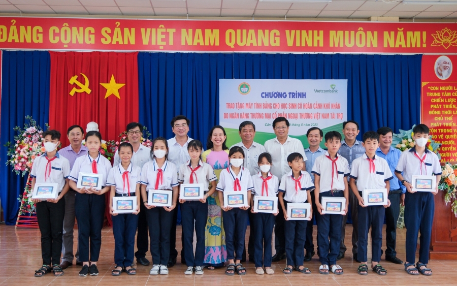 Vietcombank Cần Thơ trao tặng 200 máy tính bảng cho học sinh khó khăn