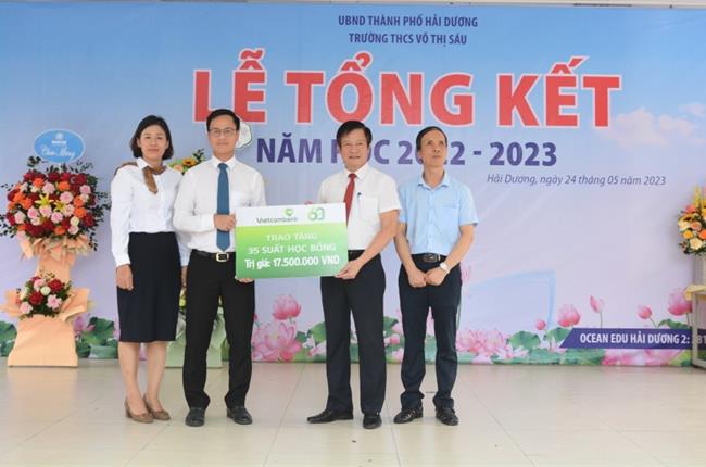Vietcombank Hải Dương trao tặng 35 suất học bổng cho học sinh khiếm thị, học sinh khuyết tật 