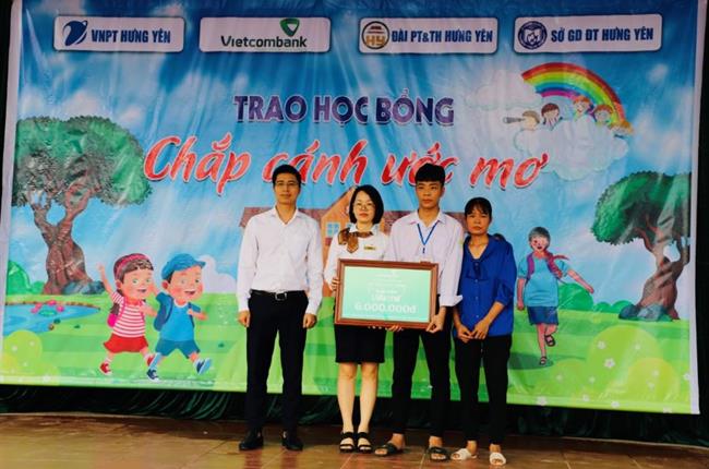Vietcombank Hưng Yên trao học bổng cho học sinh nghèo vượt khó