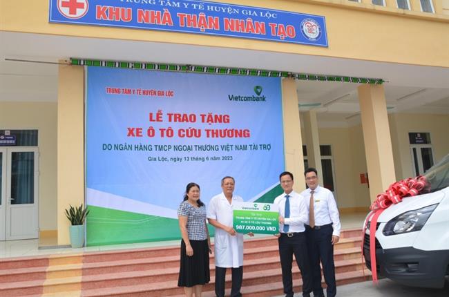 Vietcombank trao tặng xe ô tô cứu thương cho Trung tâm y tế huyện Gia Lộc