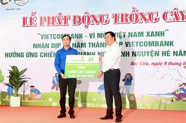 Vietcombank Bạc Liêu trao tặng 1.000 cây xanh cho tỉnh