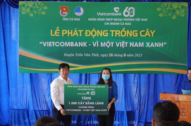 Vietcombank Cà Mau hưởng ứng lễ phát động trồng cây “Vì một Việt Nam xanh”