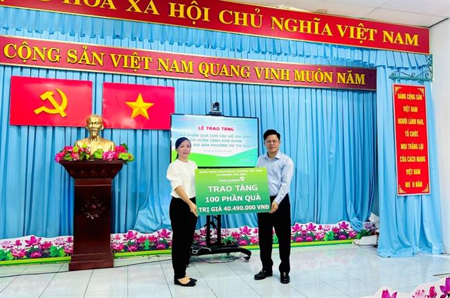 Vietcombank Tân Định trao tặng quà cho người dân có hoàn cảnh khó khăn trên địa bàn Thành phố Hồ Chí Minh