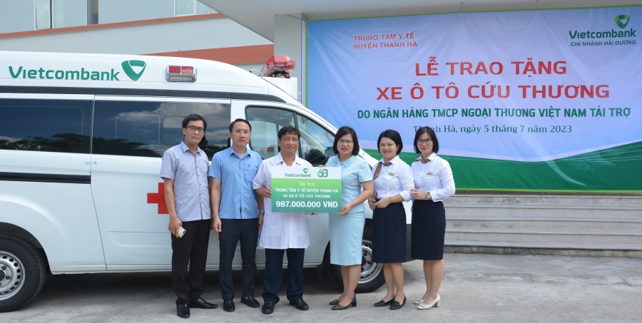 Vietcombank trao tặng xe ô tô cứu thương cho Trung tâm y tế huyện Thanh Hà