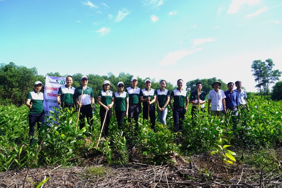 Vietcombank Huế tổ chức chương trình trồng cây “Vietcombank - Vì một Việt Nam xanh”